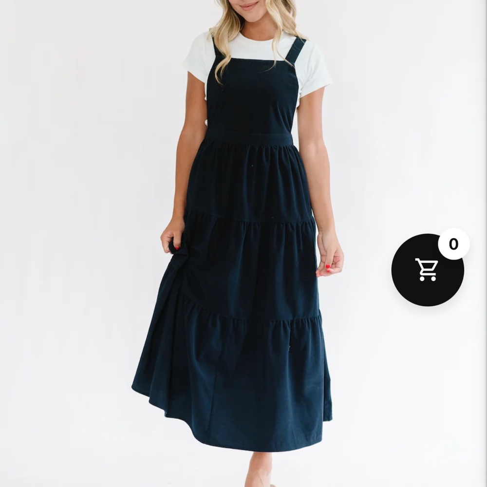 Overall dress from FEHRNVI boutique (navy)
